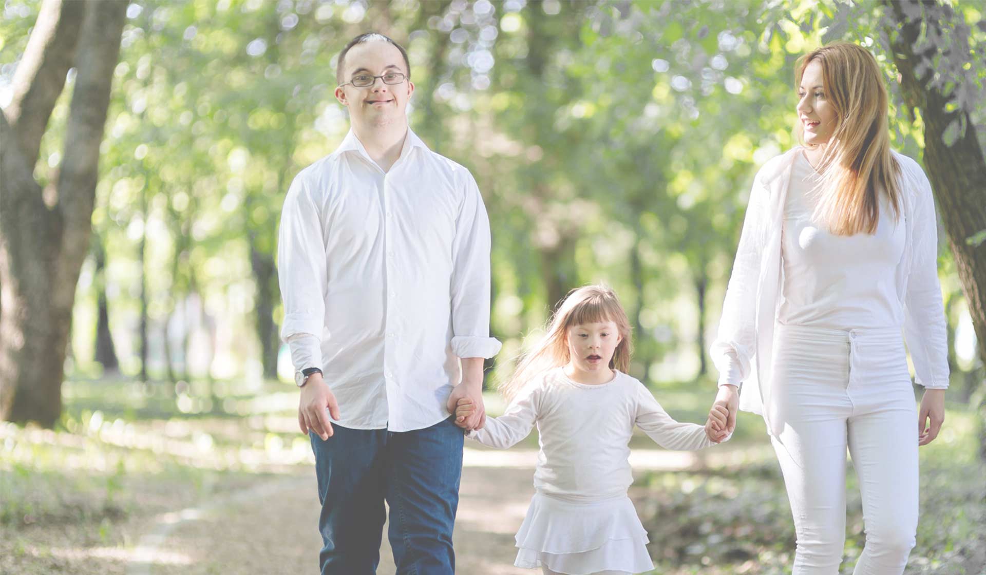 Kvinnlig personlig assistent ute och får med brukare