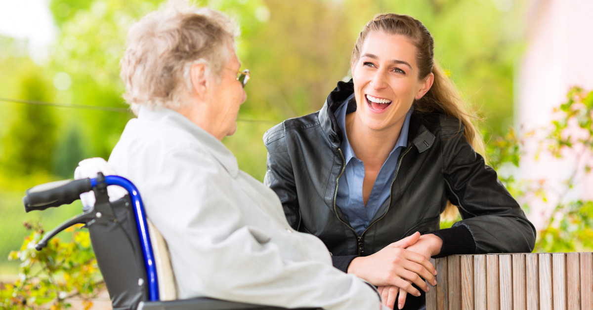 Personlig assistent och rullstolsbunden tittar på något