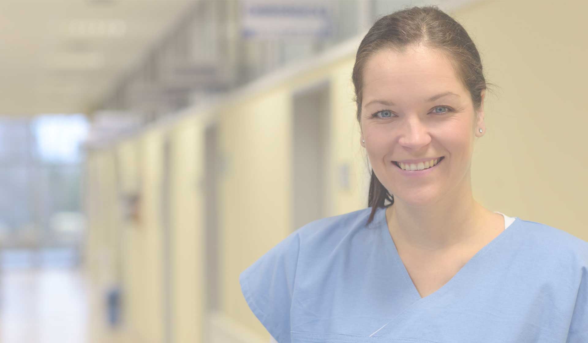 Leende sjuksköterska