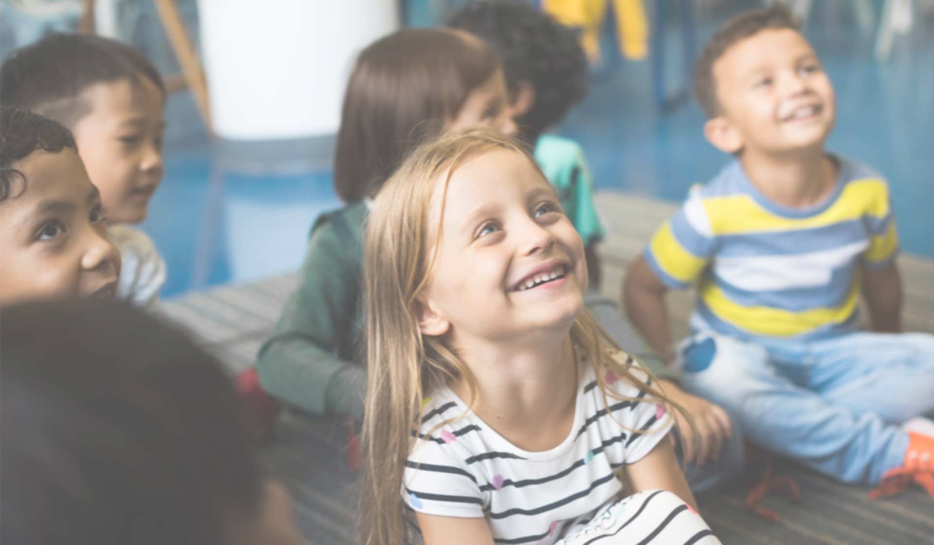 Glada små barn som lyssnar på lärararen